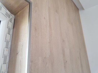 Mieszkanie prywatne: przykł. 4. - panele LVT na ścianie (stan surowy)