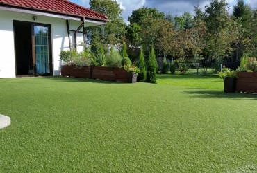 Dom prywatny: przykł. 1 - sztuczna trawa