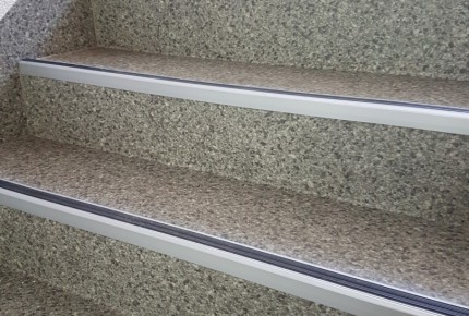 Klatka schodowa: przykł. 1. - wykładzina PVC